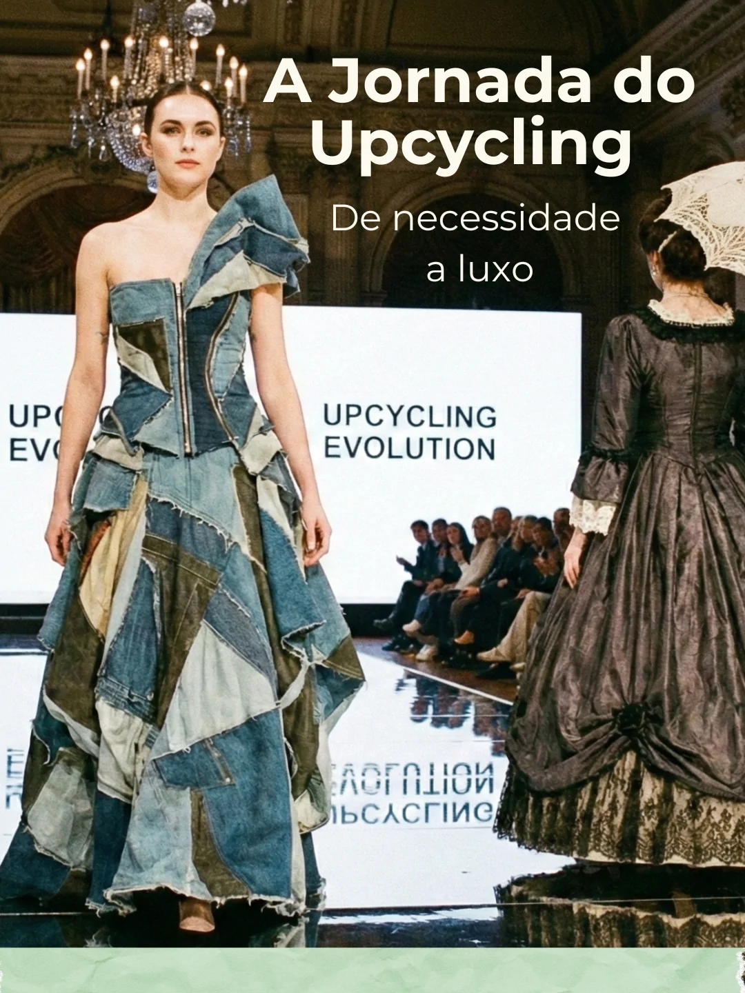 Cartaz de evento ou blog com o título "A Jornada do Upcycling: De necessidade a luxo" em destaque. A imagem mostra dois modelos em uma passarela. No primeiro plano, uma modelo usa um vestido de gala dramático, tomara que caia, feito inteiramente de retalhos de jeans reutilizados, contrastando com uma modelo ao fundo em um vestido histórico volumoso. Telas ao fundo exibem "UPCYCLING EVOLUTION".